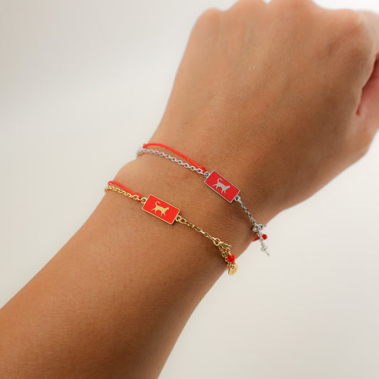 Cat zodiac red string bracelet with gold chain, close-up detail - Crowned